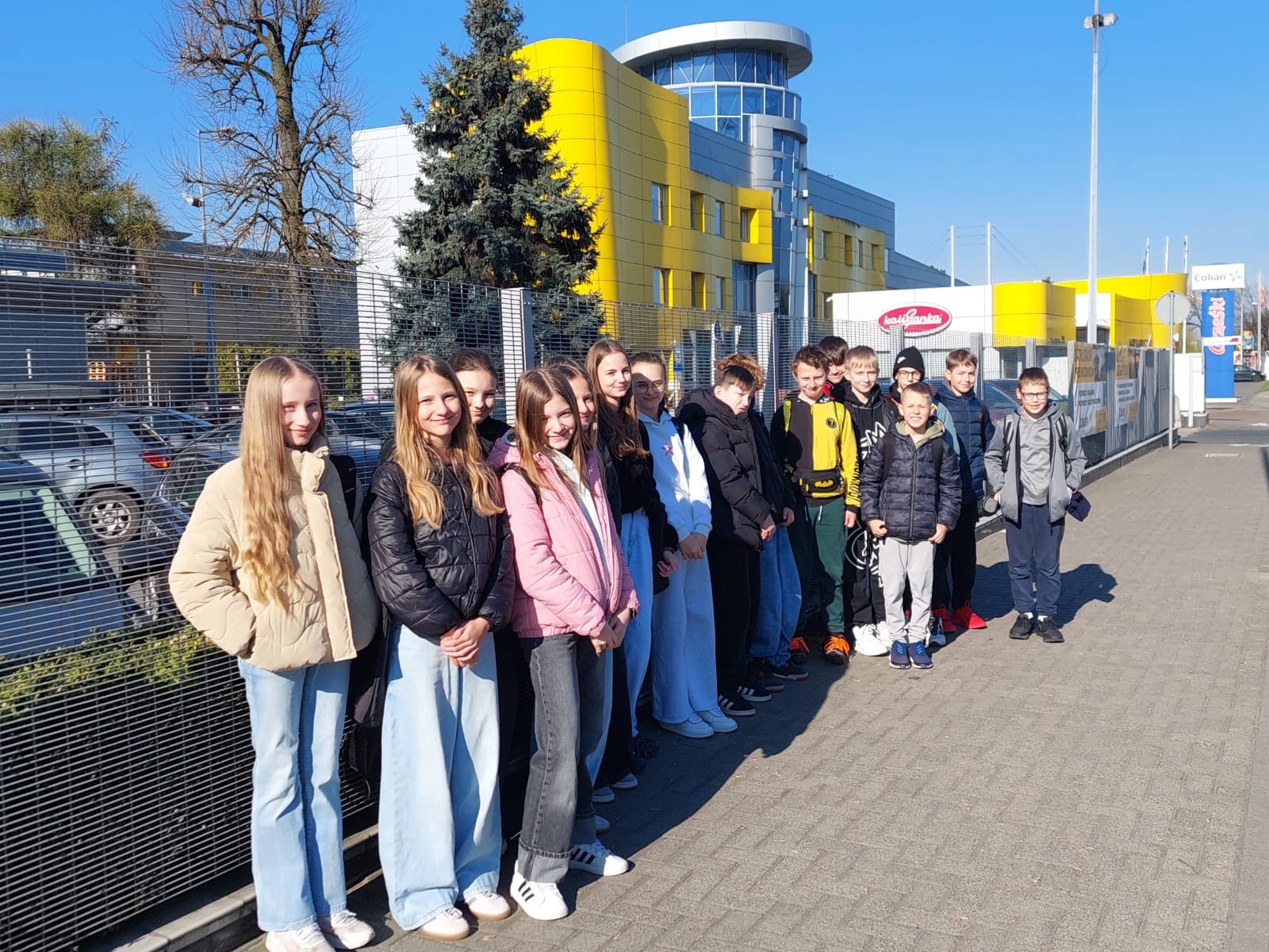 Wycieczka klasy 5b do fabryki Colian i Galerii Sztuki Jana Tarasina.